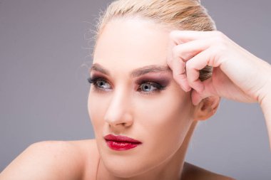 Glam olun-u giyen model poz, yakın çekim