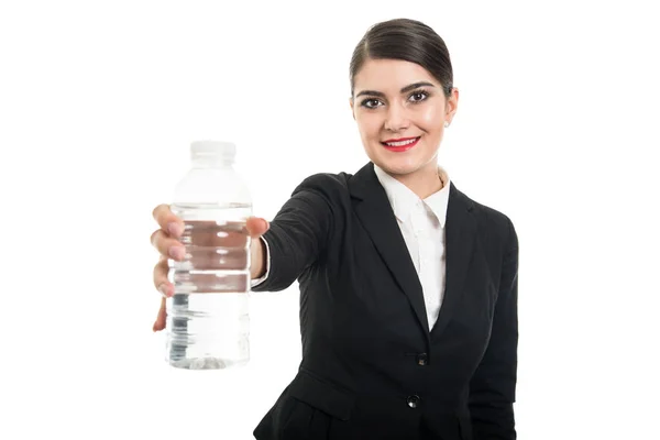 Bella hostess che offre bottiglia d'acqua e sorridente — Foto Stock