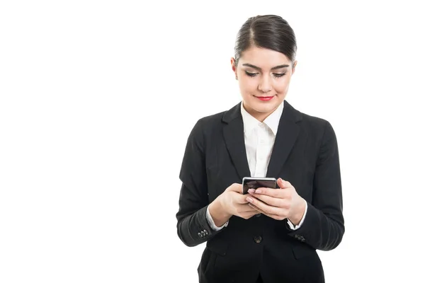 Hermosa azafata de navegación o mensajes de texto en el teléfono inteligente —  Fotos de Stock