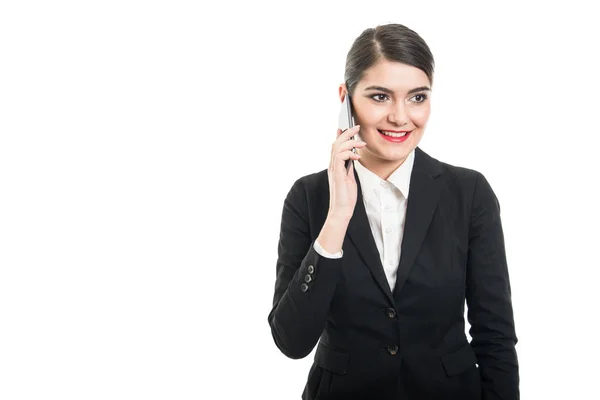 Schöne Stewardess, die am Smartphone spricht und lächelt — Stockfoto