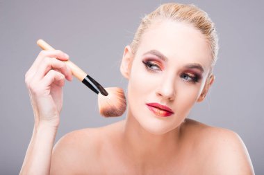 Güzel genç model makyaj holding Bod giyiyor