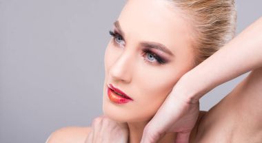 Güzel genç model profesyonel olun-u giyen poz