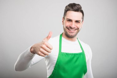 İyi görünümlü süpermarket işveren gestur gibi gösterilen