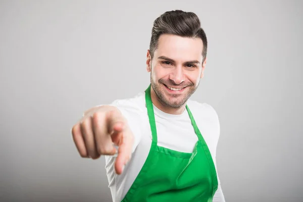 Goed uitziende supermarkt werkgever poseren aanwijsapparaat camer — Stockfoto