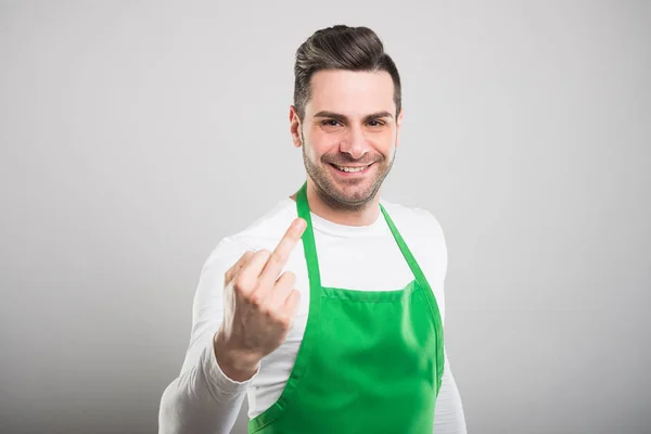 Goed uitziende supermarkt werkgever obsceen gestur tonen — Stockfoto