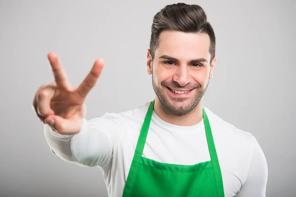 Gut aussehender Supermarkt-Arbeitgeber posiert mit Friedensgeste — Stockfoto