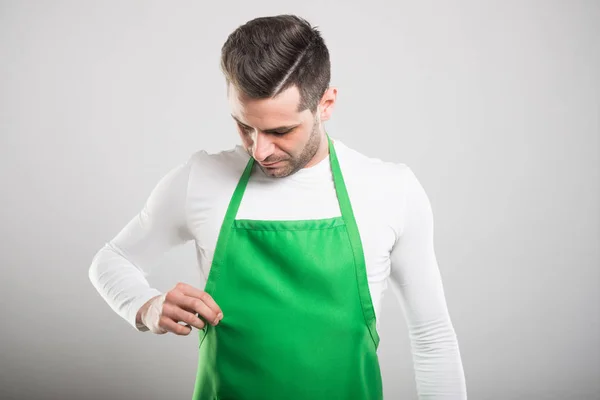 Goed uitziende supermarkt werkgever regelen zijn regle — Stockfoto