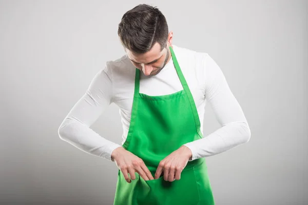 Gut aussehender Supermarkt-Arbeitgeber schaut in die Tasche — Stockfoto