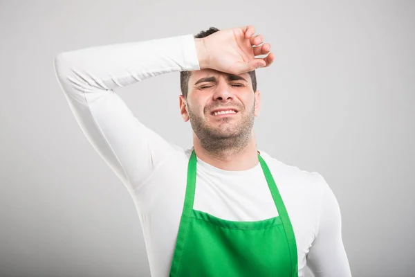 Καλή αναζητούν σούπερ μάρκετ εργοδότη κρατώντας το κεφάλι του σαν hurtin — Φωτογραφία Αρχείου