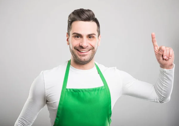 Bonito empregador supermercado segurando dedo como bom ide — Fotografia de Stock