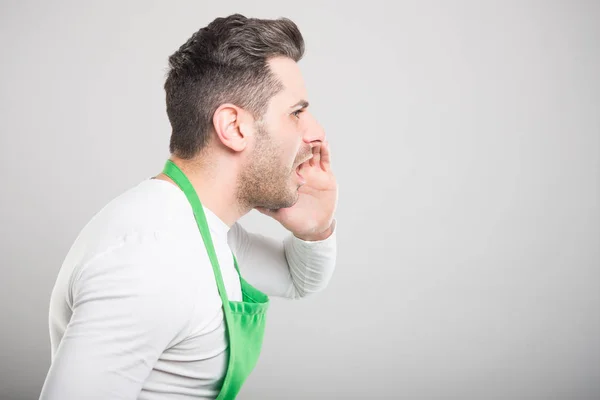 Zijaanzicht van supermarkt werkgever schreeuwen uit lou — Stockfoto