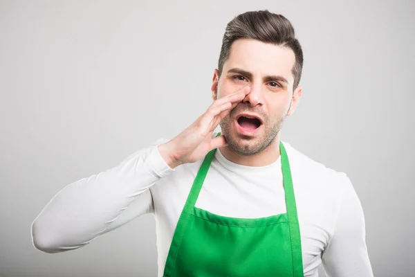 Knappe supermarkt werkgever schreeuwen uit lou — Stockfoto