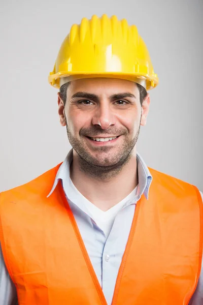 Retrato de jovem arquiteto usando capacete e sorrindo — Fotografia de Stock