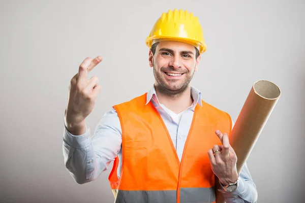 Retrato del joven arquitecto sosteniendo los dedos cruzados — Foto de Stock