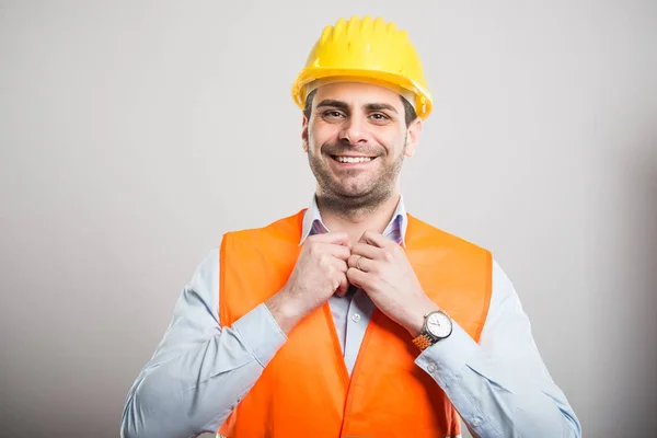 Retrato del joven arquitecto arreglando su camisa con sombrero de señora —  Fotos de Stock