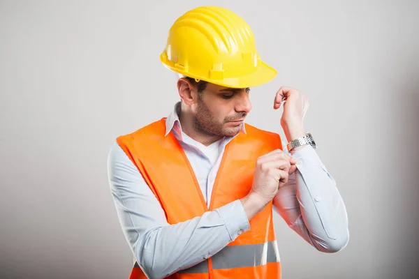 Retrato del joven arquitecto comprobando el botón de la camisa — Foto de Stock