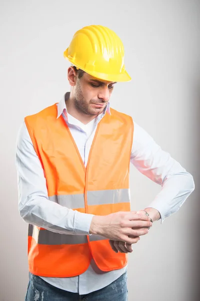 Retrato del joven arquitecto comprobando el reloj de pulsera — Foto de Stock