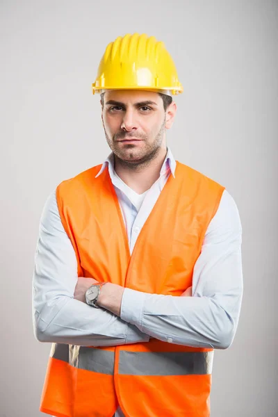 Retrato del joven arquitecto de pie con los brazos cruzados —  Fotos de Stock