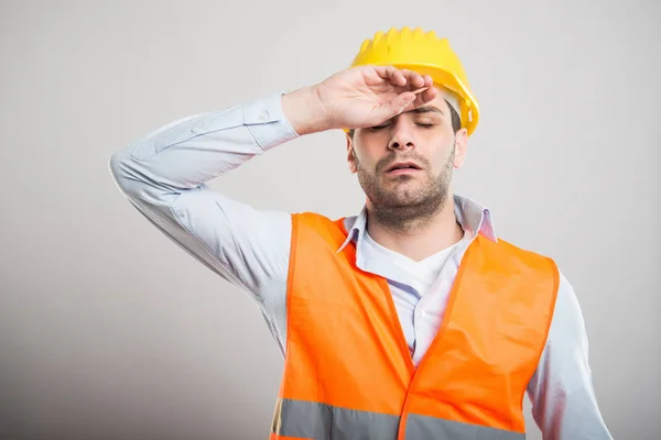 Retrato de un arquitecto atractivo haciendo un gesto exhausto — Foto de Stock