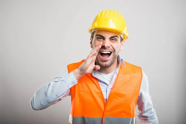 Retrato de arquiteto atraente gritando em voz alta — Fotografia de Stock