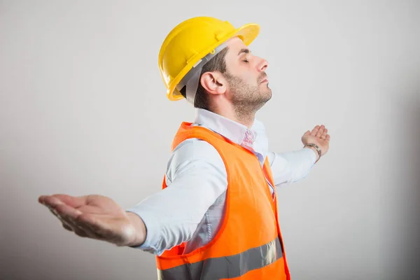 Retrato del joven arquitecto con los brazos extendidos como ganador —  Fotos de Stock