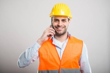 Genç mimar konuşmak smartphone vasıl portresi