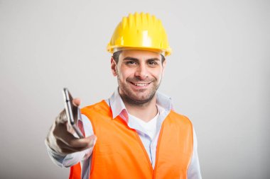 Genç mimar telefon teslim portresi