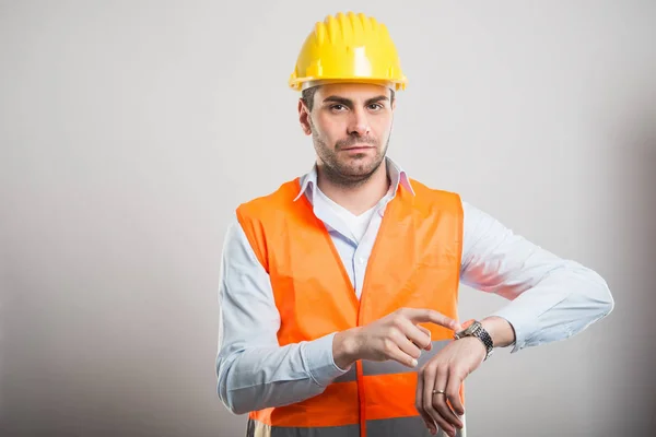 Retrato de jovem arquiteto mostrando relógio de pulso — Fotografia de Stock