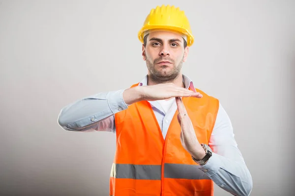 Retrato del joven arquitecto mostrando el gesto del tiempo fuera — Foto de Stock