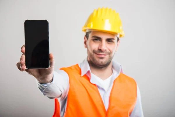 Siyah ekran smartphone tutan mimar seçici odak — Stok fotoğraf