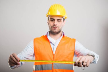 Yakışıklı mimar ölçüm rulo tutan portresi