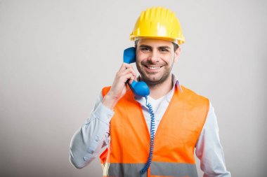 Telefon yakışıklı mimar portresi