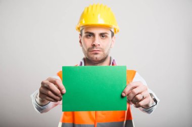 Yakışıklı mimar yeşil karton tutan seçici odak