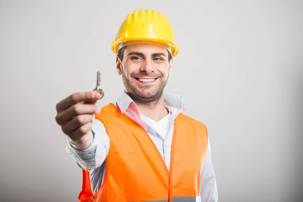 Retrato del apuesto arquitecto sosteniendo la llave de la casa —  Fotos de Stock