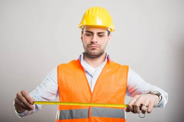 Retrato de belo arquiteto segurando rolo de medição — Fotografia de Stock