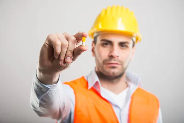 Enfoque selectivo del arquitecto guapo sosteniendo una píldora —  Fotos de Stock