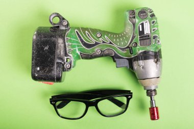 Bir matkap ve glasse bir çift