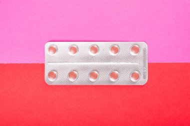 Pembe ve kırmızı adam tablet bir blister