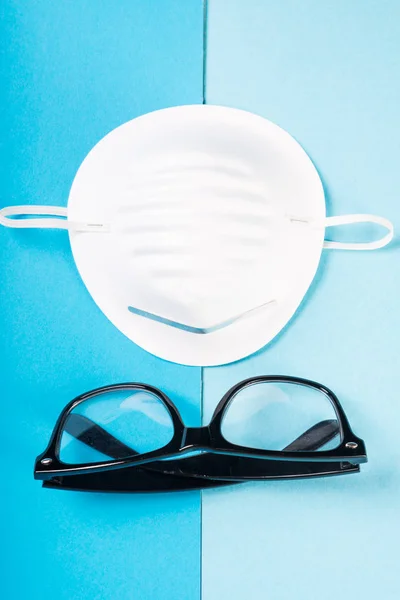 Een gezichtsmasker op blauwe achtergrond met glasplaten — Stockfoto