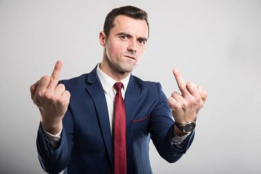 Müstehcen gestur gösterilen genç çekici iş adamı portresi