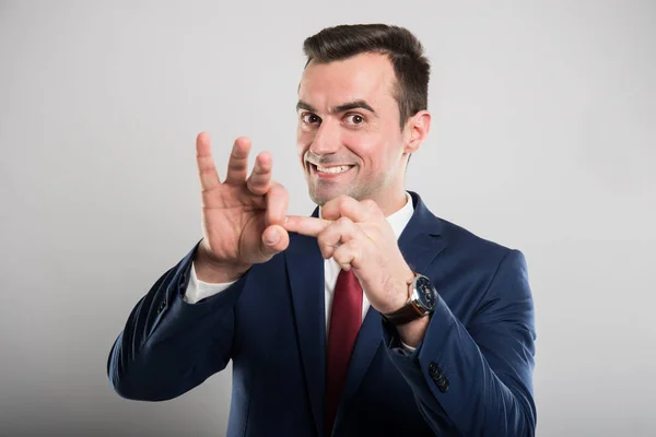 Attraktiver Geschäftsmann zeigt Finger in ganzer Geste — Stockfoto