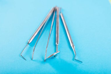 Seçici odak diş hekimliği araçları üzerinde mavi adam kümesi.