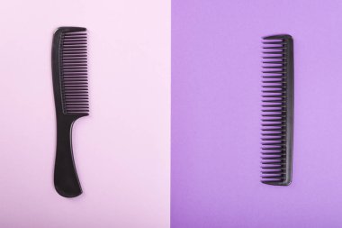 Pembe ve mor adam üzerinde iki tarak