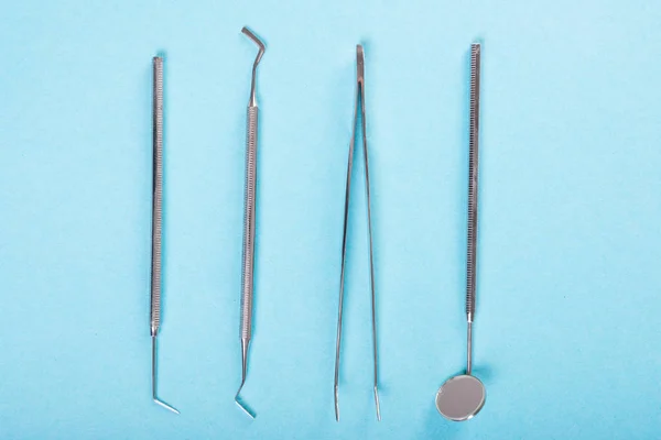 Set di strumenti di odontoiatria su backgroun blu — Foto Stock