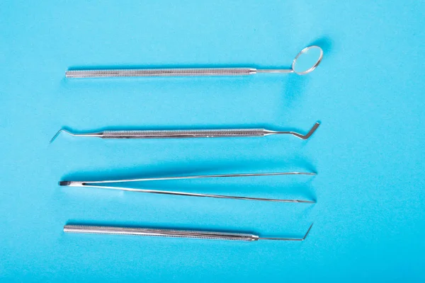 Conjunto de ferramentas odontológicas em backgroun azul — Fotografia de Stock