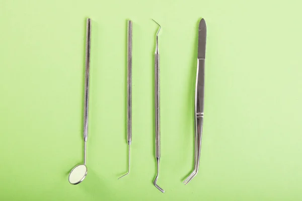 Conjunto de ferramentas odontológicas em backgroun verde — Fotografia de Stock