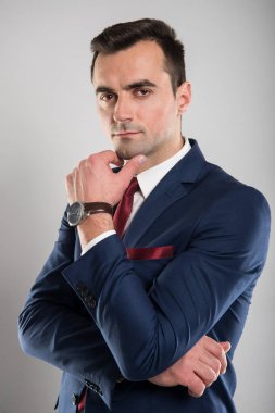 Çekici iş adamı gibi düşünmeye poz