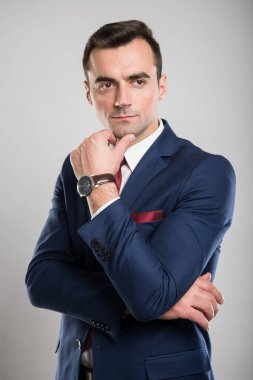 Çene içinde el ile poz çekici iş adamı