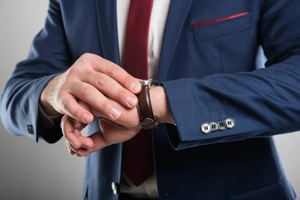 Close-up de homem de negócios vestindo terno verificando relógio de pulso — Fotografia de Stock
