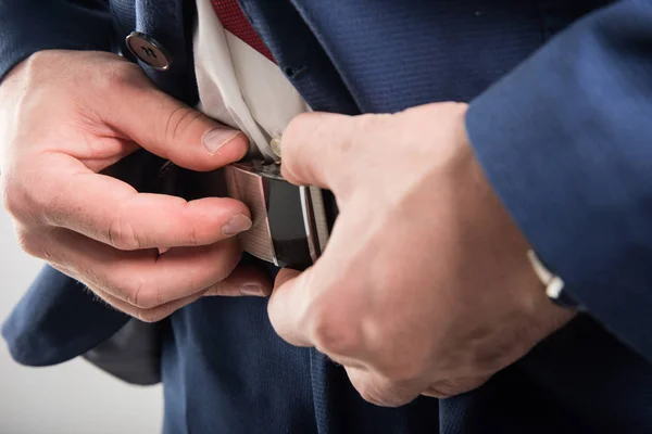 Nahaufnahme eines Geschäftsmannes, der seinen Gürtel anlegt — Stockfoto